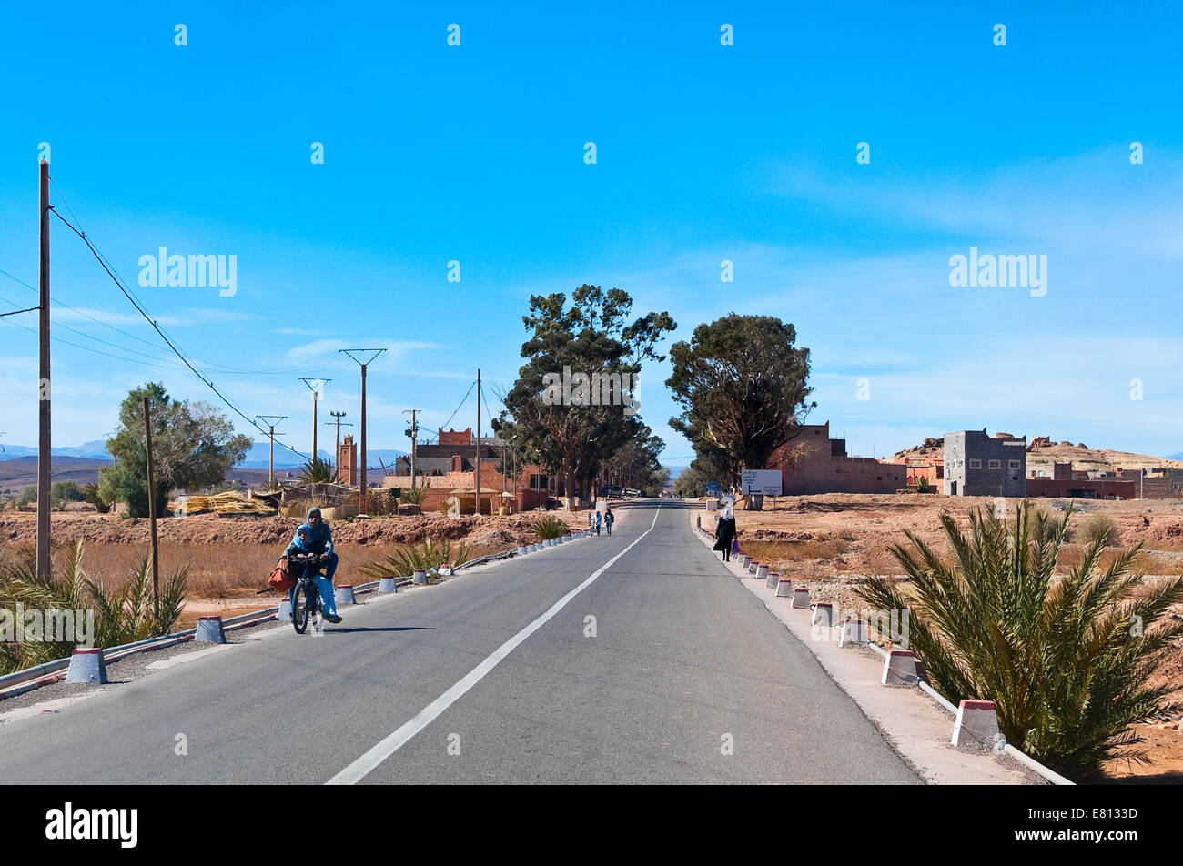 Vue horizontale d'un village sur l'autoroute N9 dans l'Atlas au Maroc. Banque D'Images