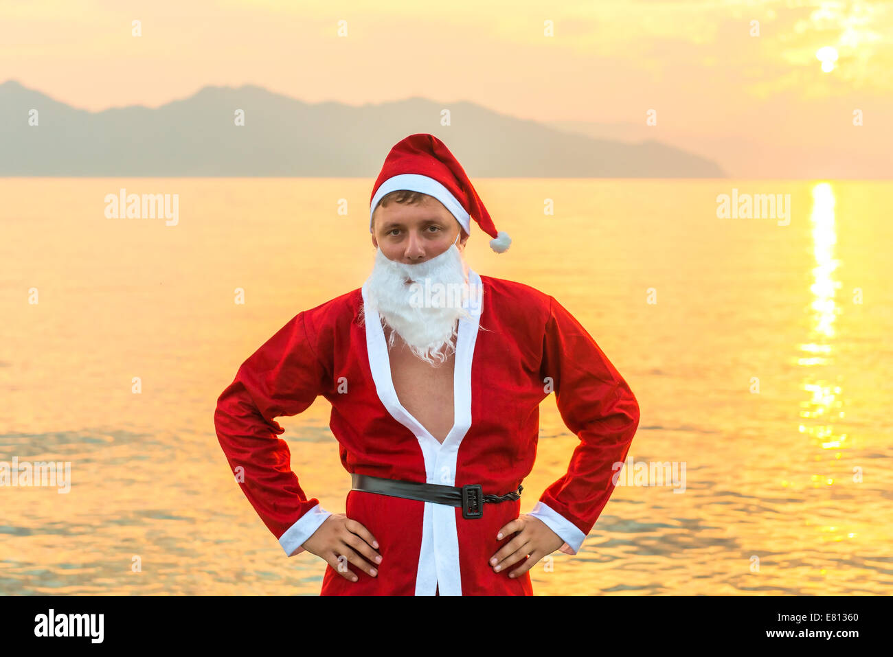 Un jeune homme dans un costume de Père Noël posing Banque D'Images