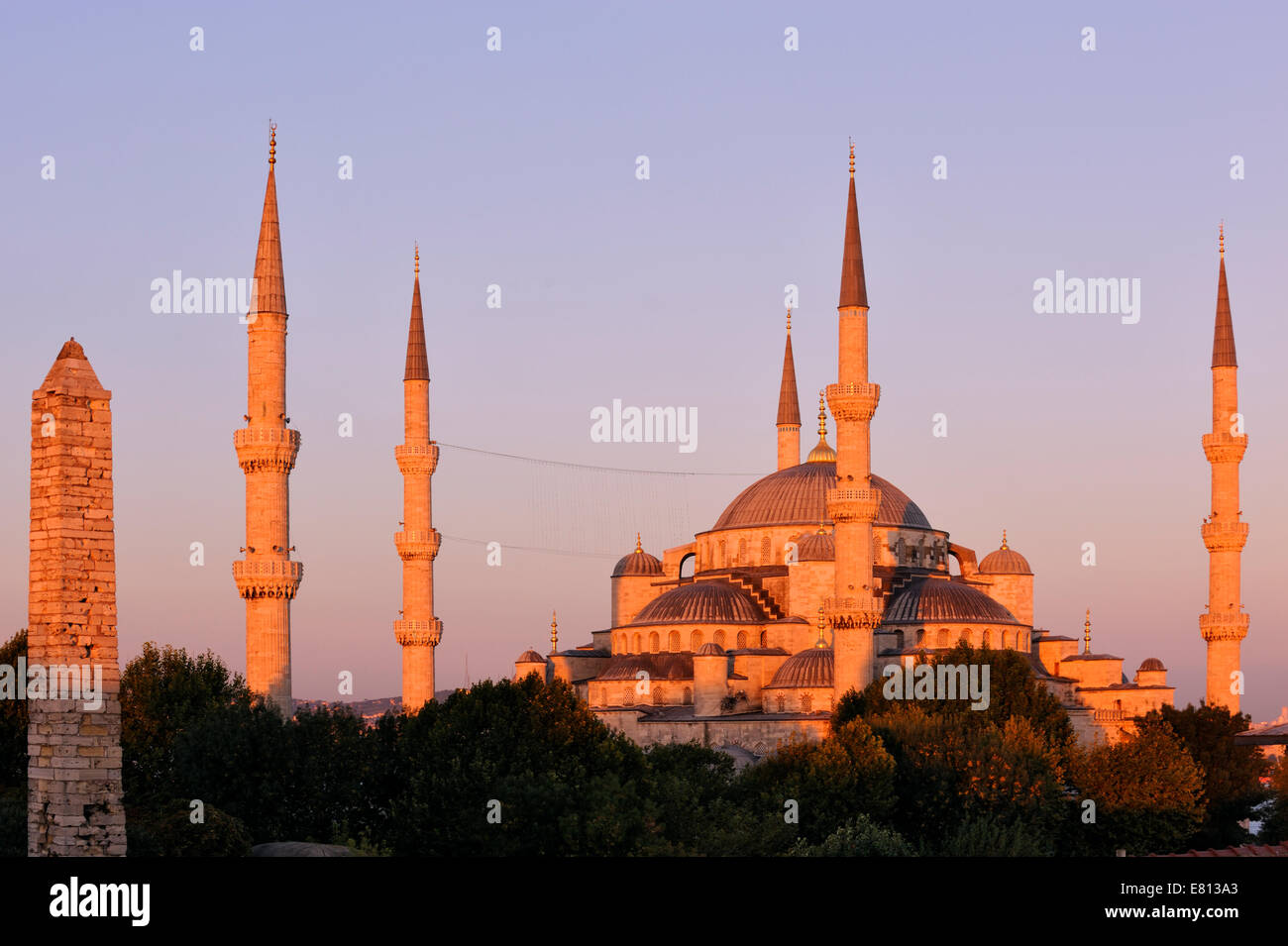 La mosquée bleue au crépuscule dans la lumière rose Banque D'Images