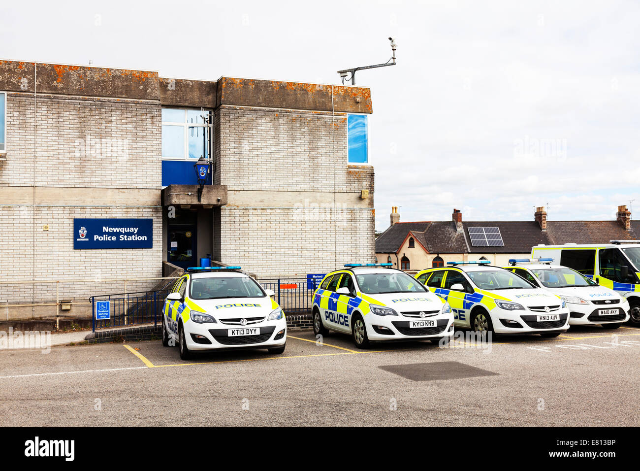 Les voitures de police de Newquay en attente à l'extérieur des pays de l'ouest des Cornouailles Cornwall dramatique typique Banque D'Images