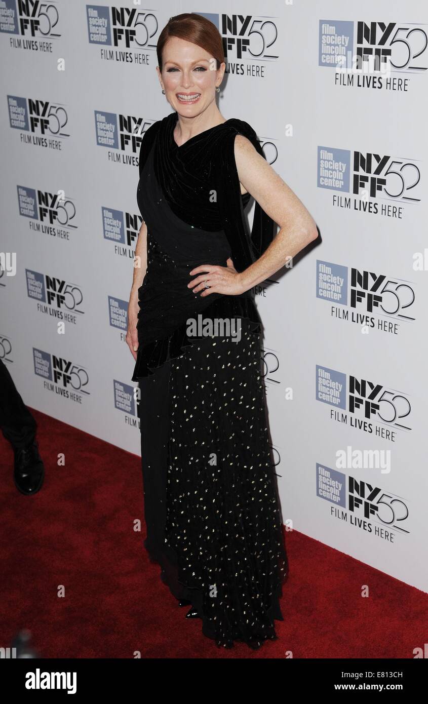 New York, NY, USA. 27 Sep, 2014. Julianne Moore devant le hall des arrivées pour LES CARTES DE L'ÉTOILE première mondiale au 52e Festival du Film de New York, Alice Tully Hall au Lincoln Center, New York, NY Le 27 septembre 2014. Credit : Kristin Callahan/Everett Collection/Alamy Live News Banque D'Images