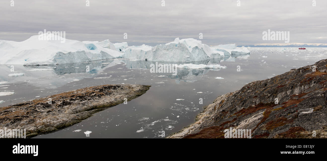 Paysage arctique au Groenland autour de l'île Disko, d'icebergs, de l'océan, montagnes, Cloudscape et royal arctic line ship Banque D'Images