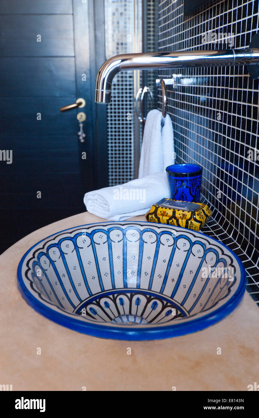 Close up vertical d'un bassin en design marocain traditionnel Photo Stock -  Alamy