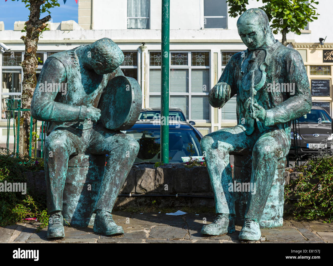 Des statues dans la place principale, Lisdoonvarna, comté de Clare, Irlande - la ville est célèbre pour son festival annuel de rencontres Banque D'Images