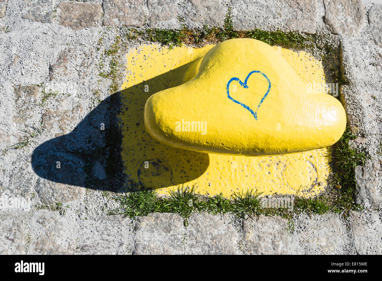 Taquet pier jaune peinte avec un coeur bleu Banque D'Images