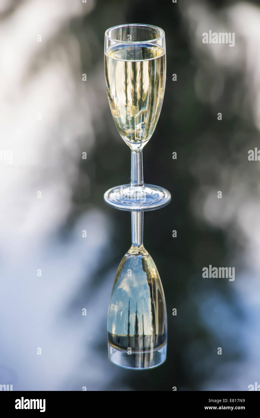 Celebrer Anniversaire Avec Coupe De Champagne Photo Stock Alamy