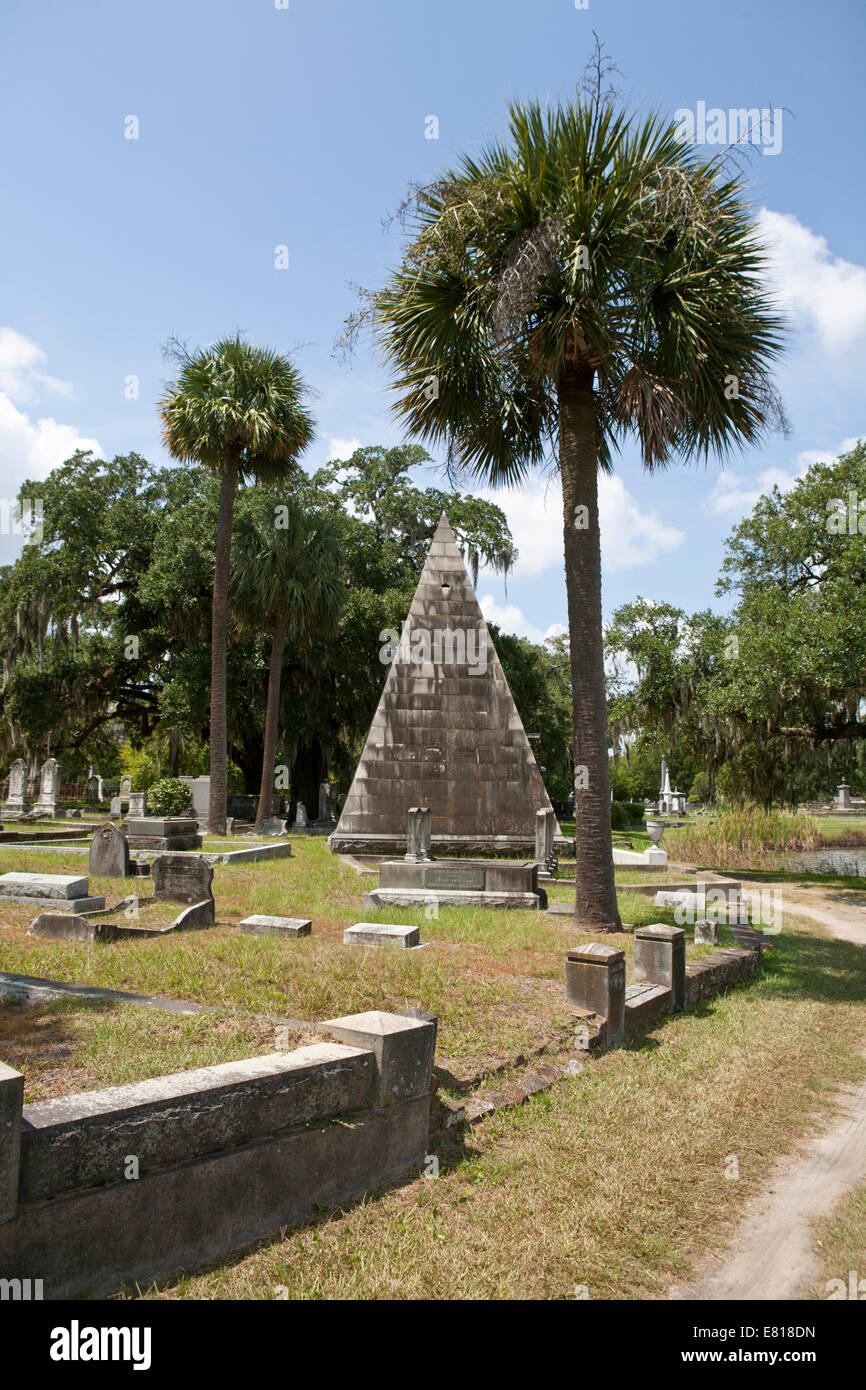 Tombeau de pyramide et palmier de Magnolia Cemetery à Charleston, Caroline du Sud. Banque D'Images