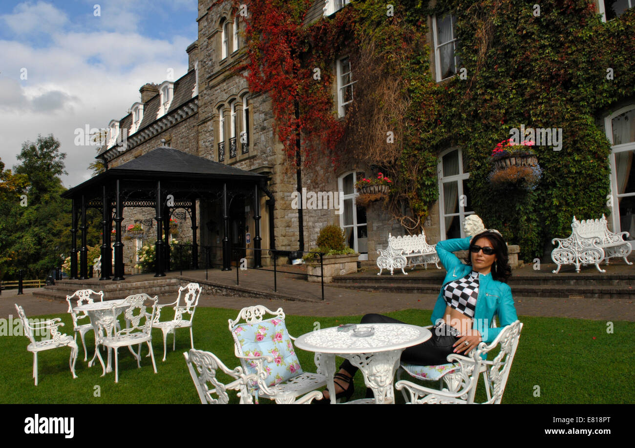 Une jeune femme la mode à l'automne de modélisation 'Grange House Hotel en Cumbria Banque D'Images