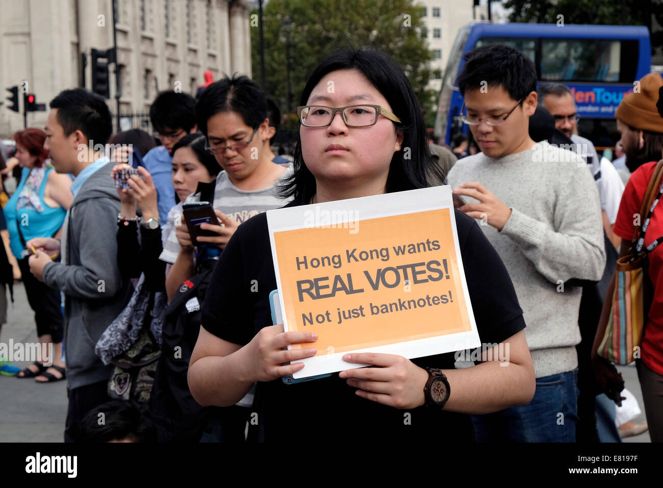 Une jeune femme en provenance de Hong Kong est titulaire d'une plaque-étiquette lecture ' Hong Kong veut de vraies voix' Banque D'Images