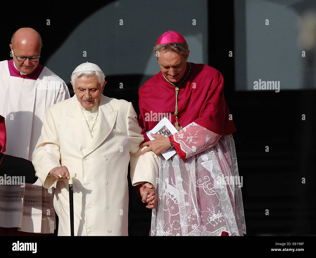 Vatican 28 septembre 2014 Gaeswein -George et le Pape Benoît XVI - Pape François en l'International des sages et des grands-parents, sur la Place Saint-Pierre : crédit facile vraiment Star/Alamy Live News Banque D'Images