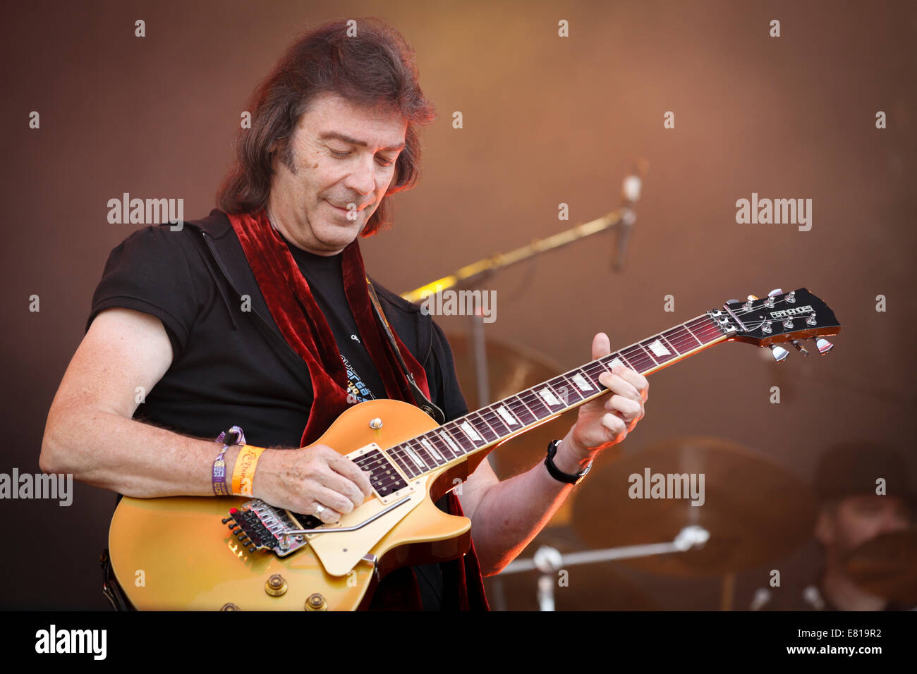 Steve Hackett, l'ancien guitariste de Genesis, à jouer de la guitare à Fairport's Festival Cropredy Banque D'Images