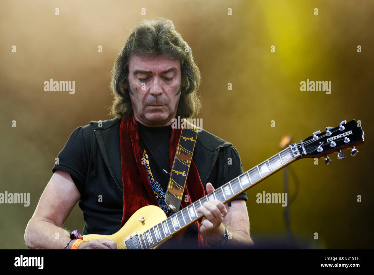 Steve Hackett, l'ancien guitariste de Genesis, à jouer de la guitare à Fairport's Festival Cropredy Banque D'Images