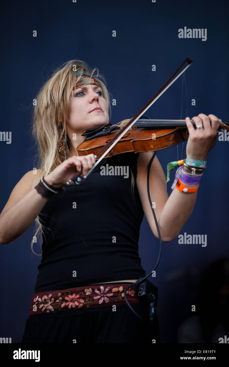 Laura Boston-Barber de Blackbeard's Tea Party joue du violon sur scène à Fairport Convention's festival Cropredy Banque D'Images