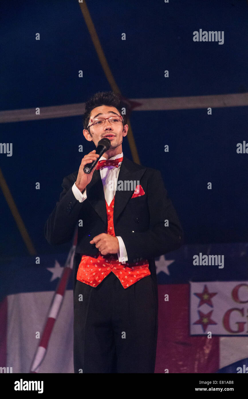 Le meneur au circus Ginnet une famille traditionnelle tournée circus , Alresford, Hampshire, Angleterre, Royaume-Uni. Banque D'Images