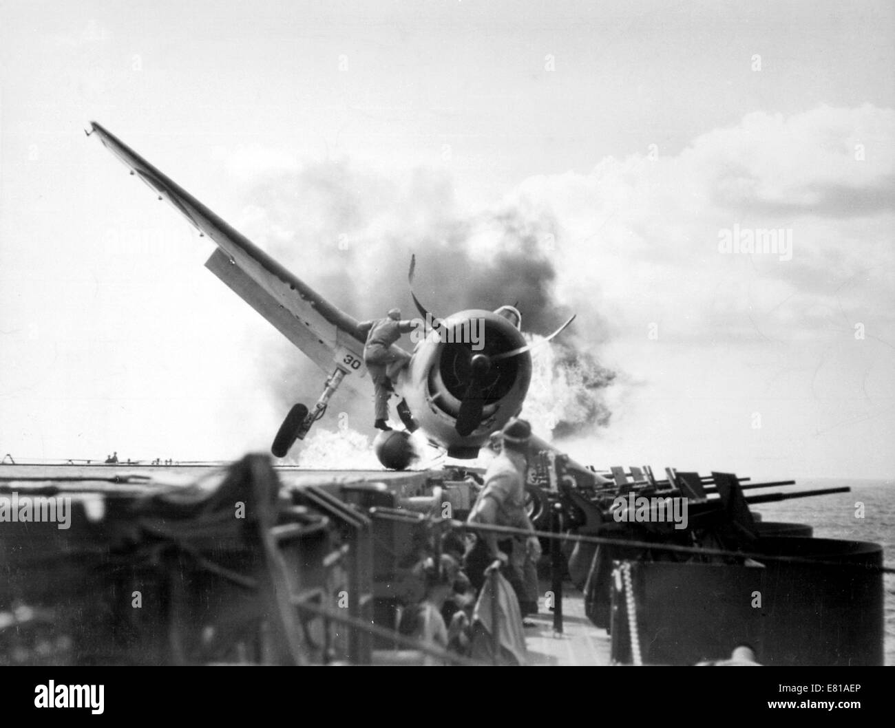 F6F Hellcat (VF-2) s'écrase sur l'USS Enterprise d'envol. Banque D'Images