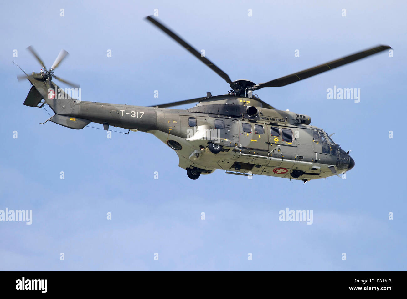 Comme332M1 hélicoptère Super Puma de la Swiss Air Force en vol au dessus de  la Suisse Photo Stock - Alamy