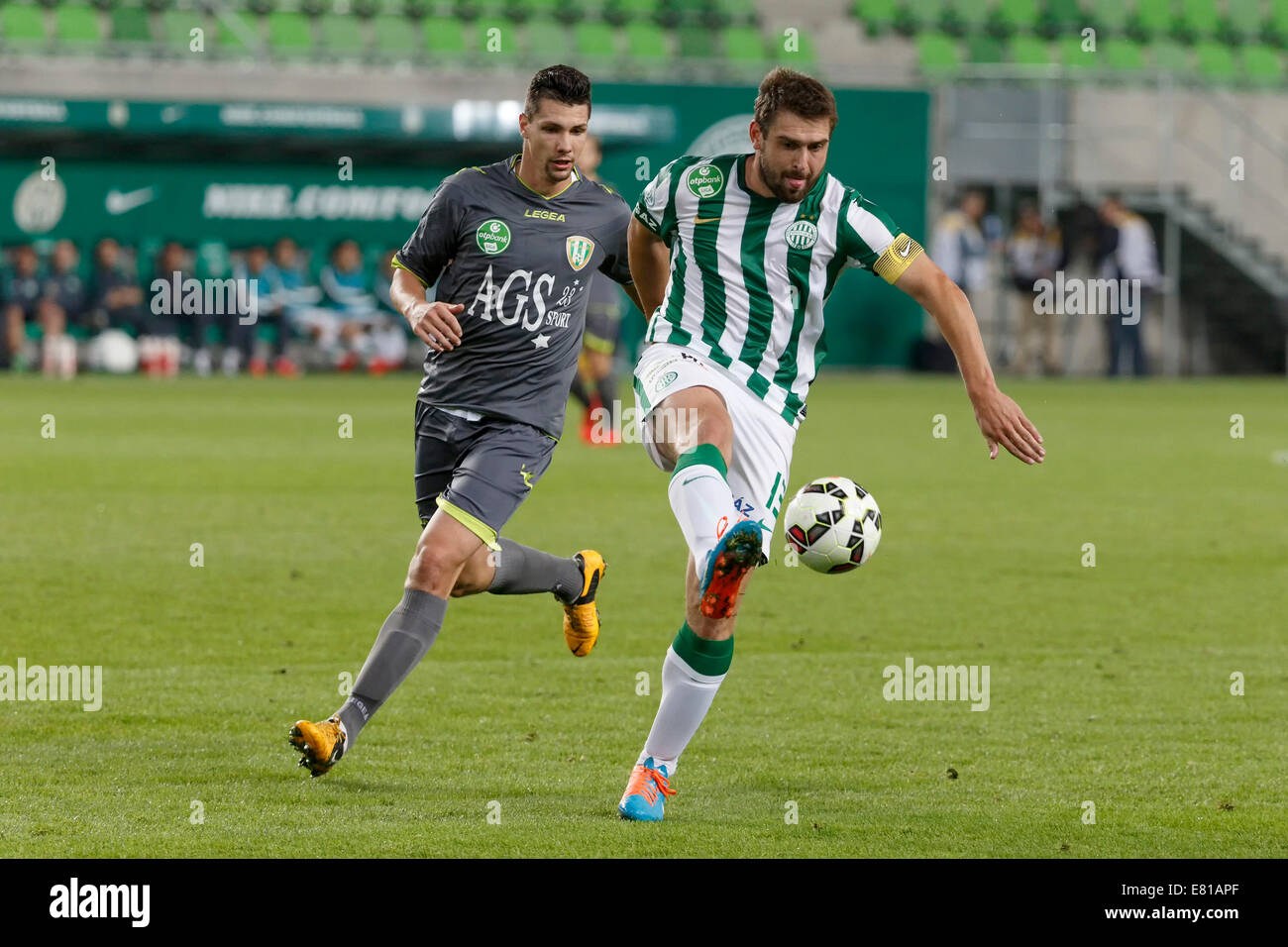 Budapest, Hongrie. 28 Sep, 2014. Daniel Bode de FTC (r) est suivi par Gabor de Dvorschak Haladas Haladas Ferencvaros pendant vs OTP Bank League match de football à Groupama Arena le 28 septembre 2014 à Budapest, Hongrie. Credit : Laszlo Szirtesi/Alamy Live News Banque D'Images