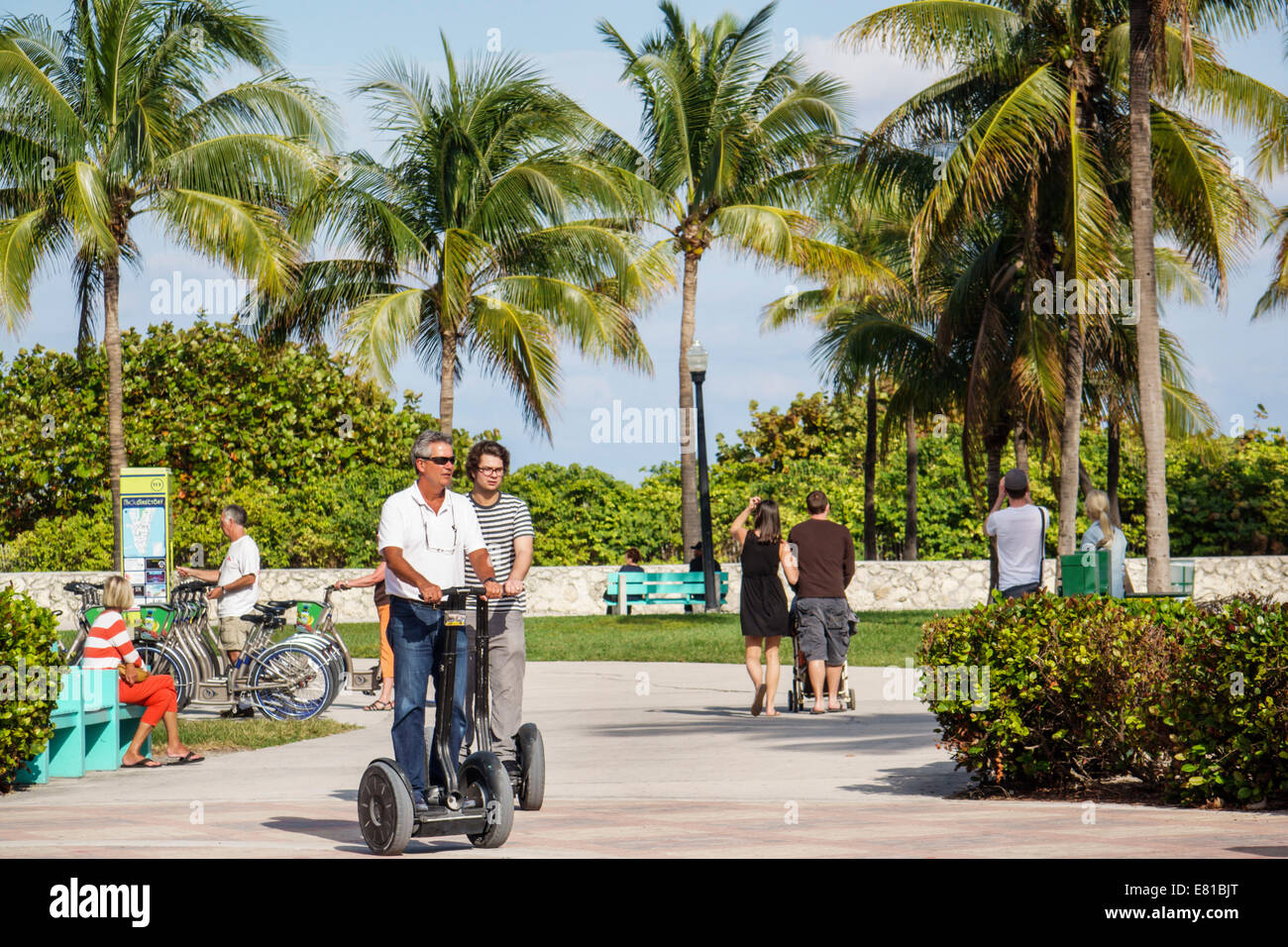 Miami Beach Florida, Ocean Drive, Lummus Park, Serpentine Trail, Segway, Rider, homme hommes, DecoBike Citi Bike CitiBike, système de partage de vélo, station, FL1403050 Banque D'Images