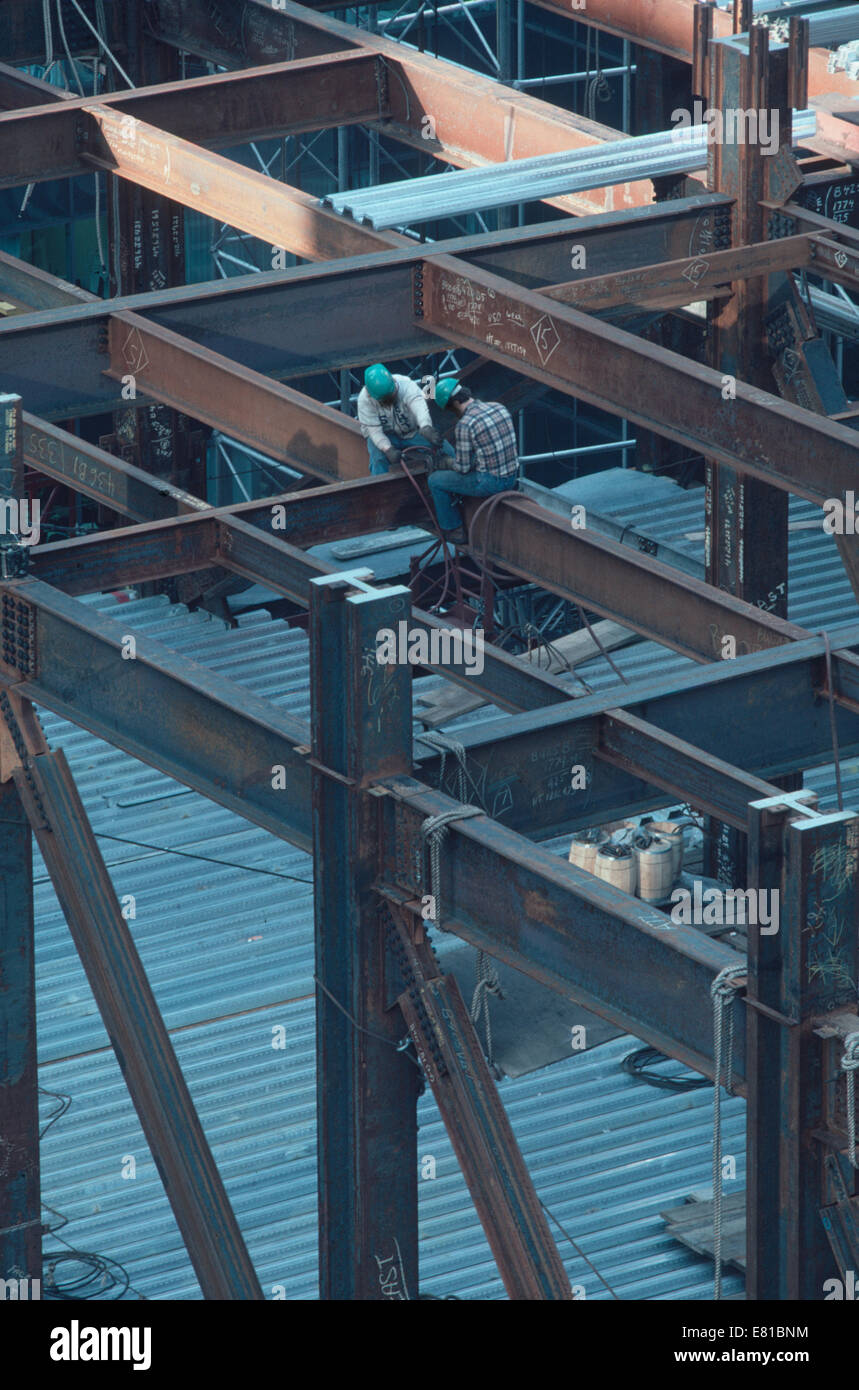 Les travailleurs de l'acier à Phillip Morris Building Construction à New York City Banque D'Images