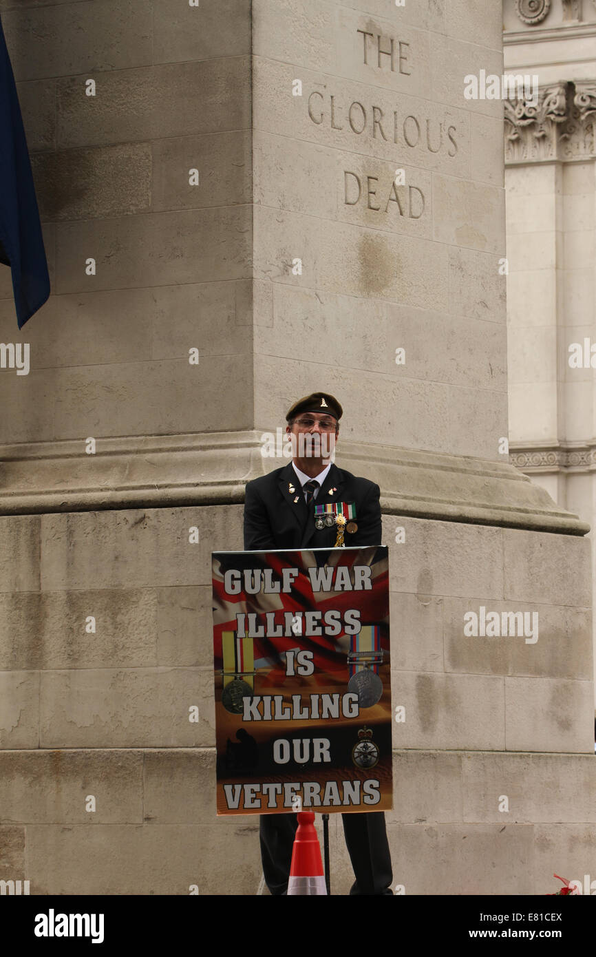 Londres, Royaume-Uni. 27 Sep, 2014. Un groupe d'au moins dix soldats vétérans du Golfe a commencé une longue heure 48 vigil au cénotaphe après une marche de Hyde Park Corner. La campagne a débuté il y a quatre mois par Rachel et son mari pour mettre en évidence le syndrome de la guerre du Golfe qui tue les anciens combattants de la guerre britannique. . Crédit : david mbiyu/Alamy Live News Banque D'Images