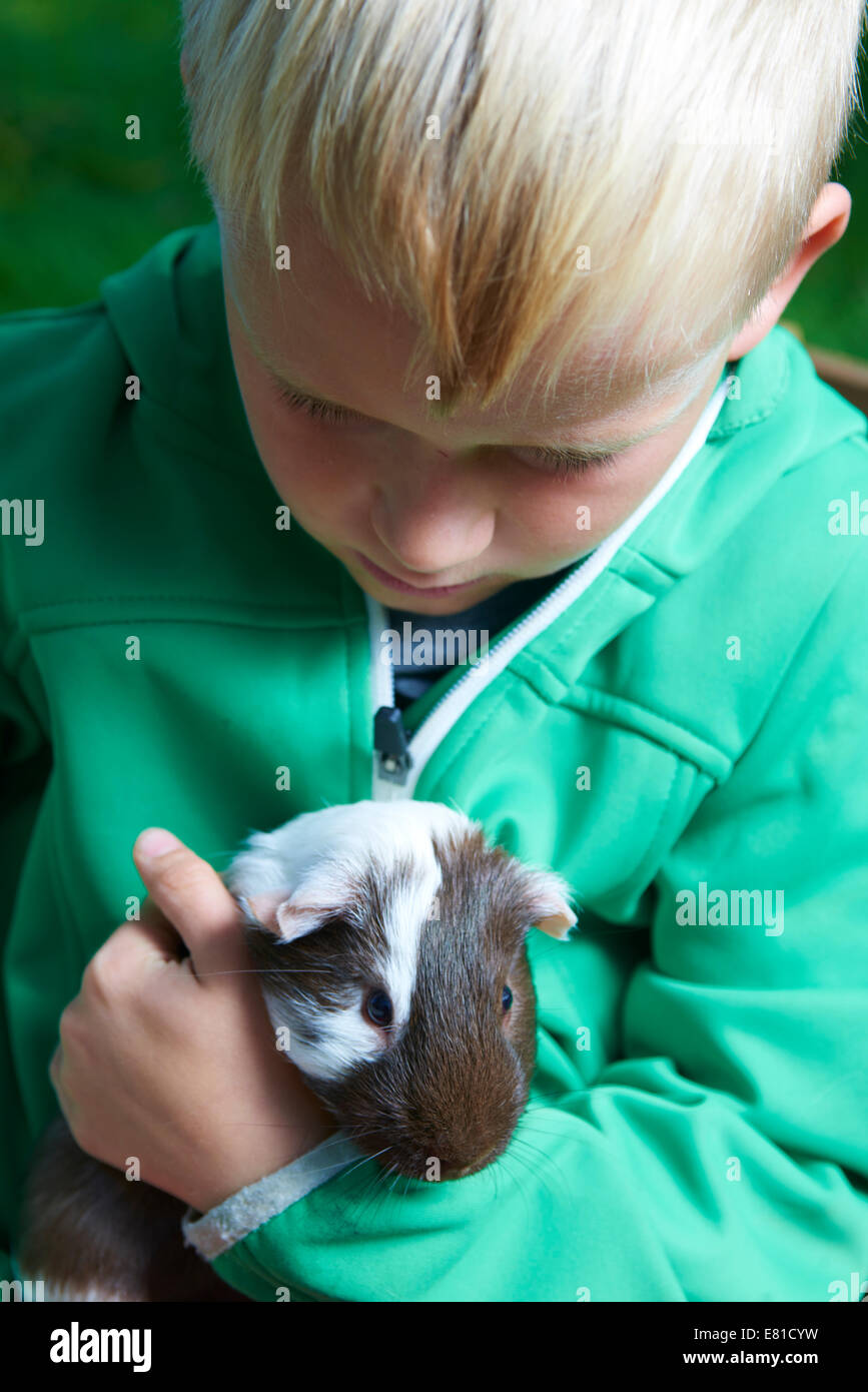 Enfant enfant animal cochon Banque de photographies et d'images à haute  résolution - Alamy