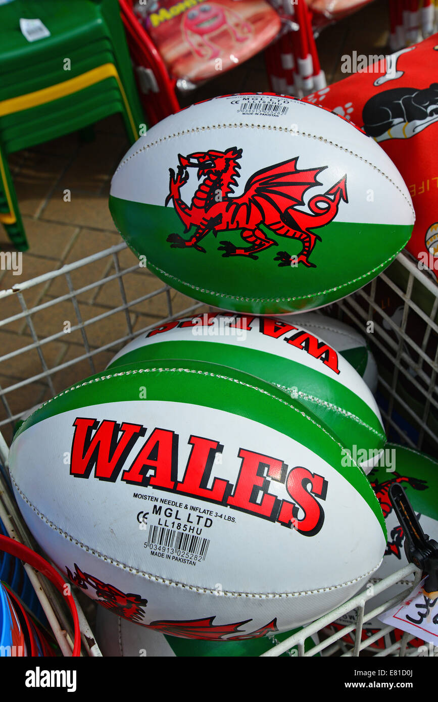 Ballons de rugby souvenirs gallois, High Street, Muro (Y Muro), Denbighshire (Sir Ddinbych), pays de Galles, Royaume-Uni Banque D'Images
