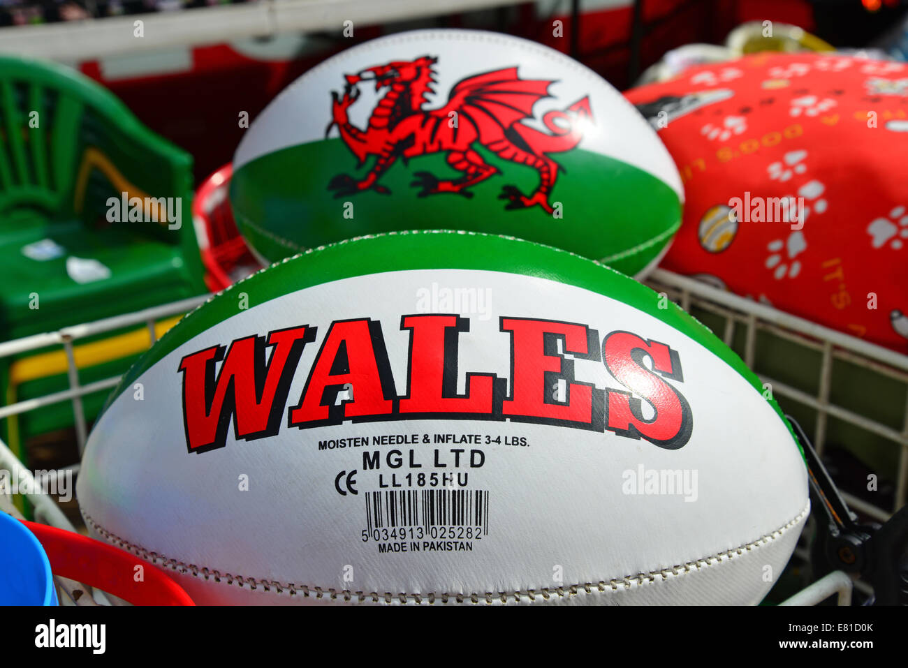 Ballons de rugby souvenirs gallois, High Street, Muro (Y Muro), Denbighshire (Sir Ddinbych), pays de Galles, Royaume-Uni Banque D'Images