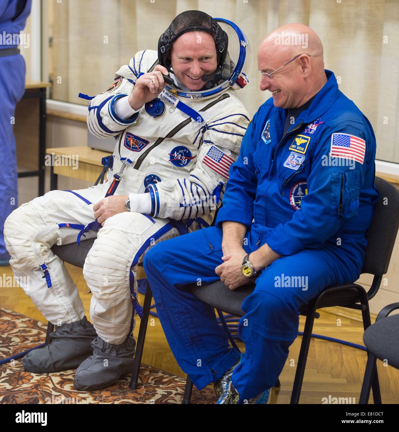 L'expédition 41 de la Station spatiale internationale de la NASA L'astronaute Barry Wilmore parle avec la sauvegarde de l'équipage du mécanicien de Scott Kelly comme il attend d'avoir sa combinaison spatiale russe Sokol vérifié la pression en vue du lancement à bord du vaisseau Soyouz TMA-14M à la Station spatiale internationale le 25 septembre 2014 à Baïkonour, au Kazakhstan. Serova, Samokutyaev et Wilmore passera les cinq mois et demi de travail et de vie à bord de la station spatiale. Banque D'Images