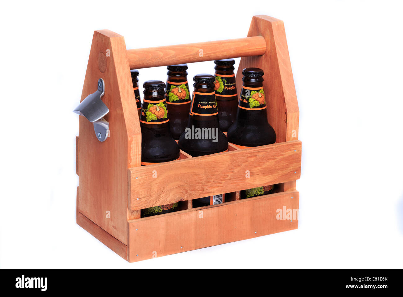 Buffalo Bill's Brewery Pumpkin Ale dans un bois 6-pack carrier avec décapsuleur Banque D'Images