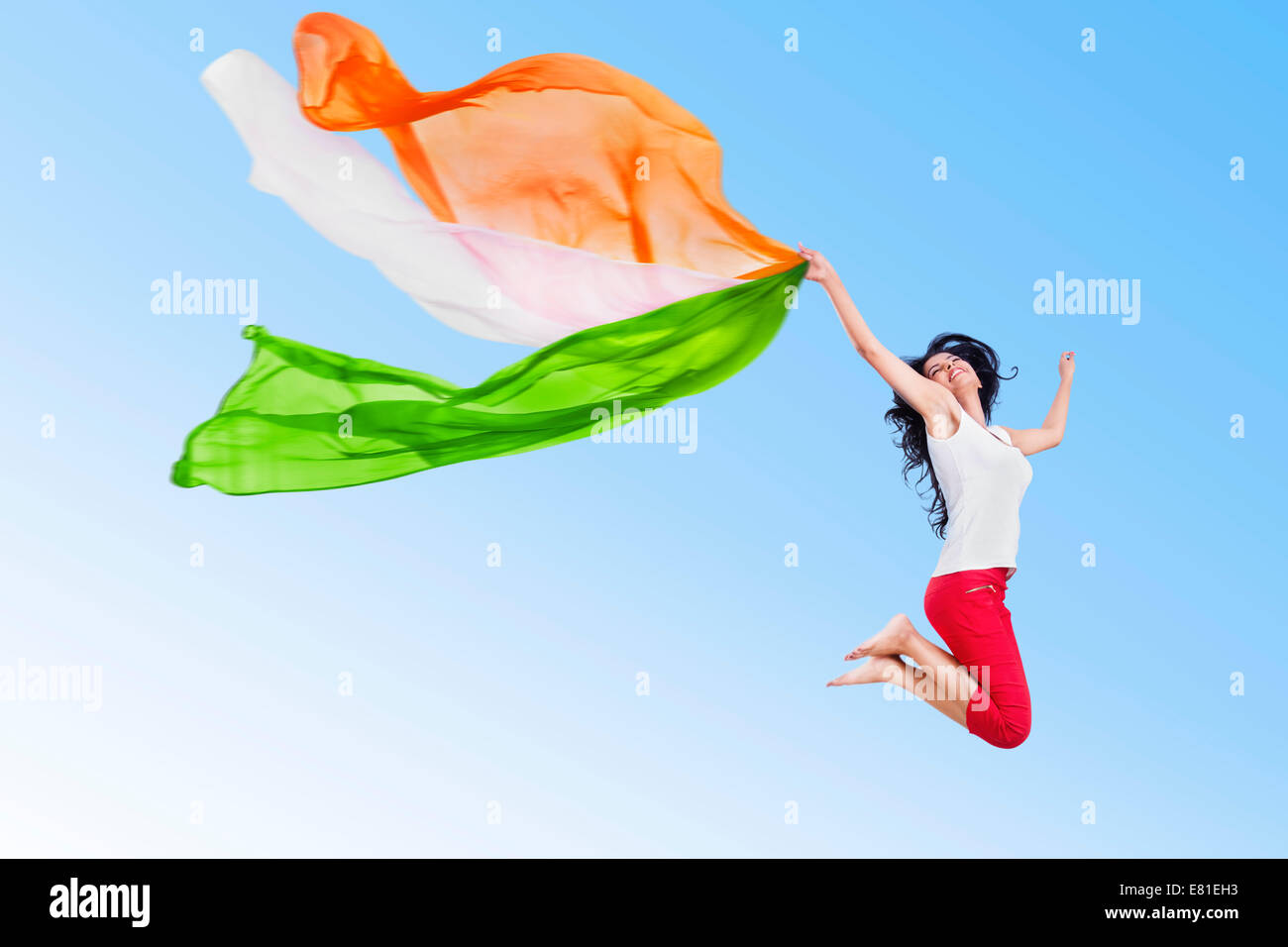 Indian Girl Jumping patriotique Dupatta fun park Banque D'Images