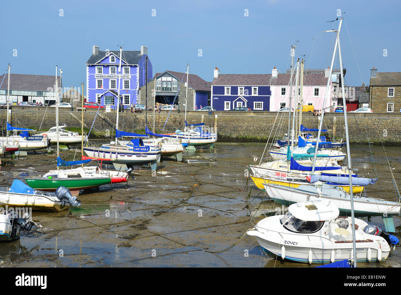 Vue sur le port à marée basse, Aberaeron, Ceredigion, pays de Galles, Royaume-Uni Banque D'Images