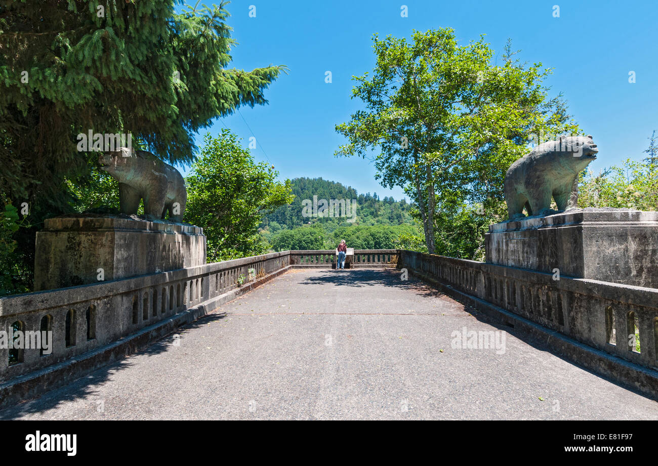 Californie, Klamath River, reste de Douglas Memorial Bridge détruit par les inondations de 1964 Banque D'Images