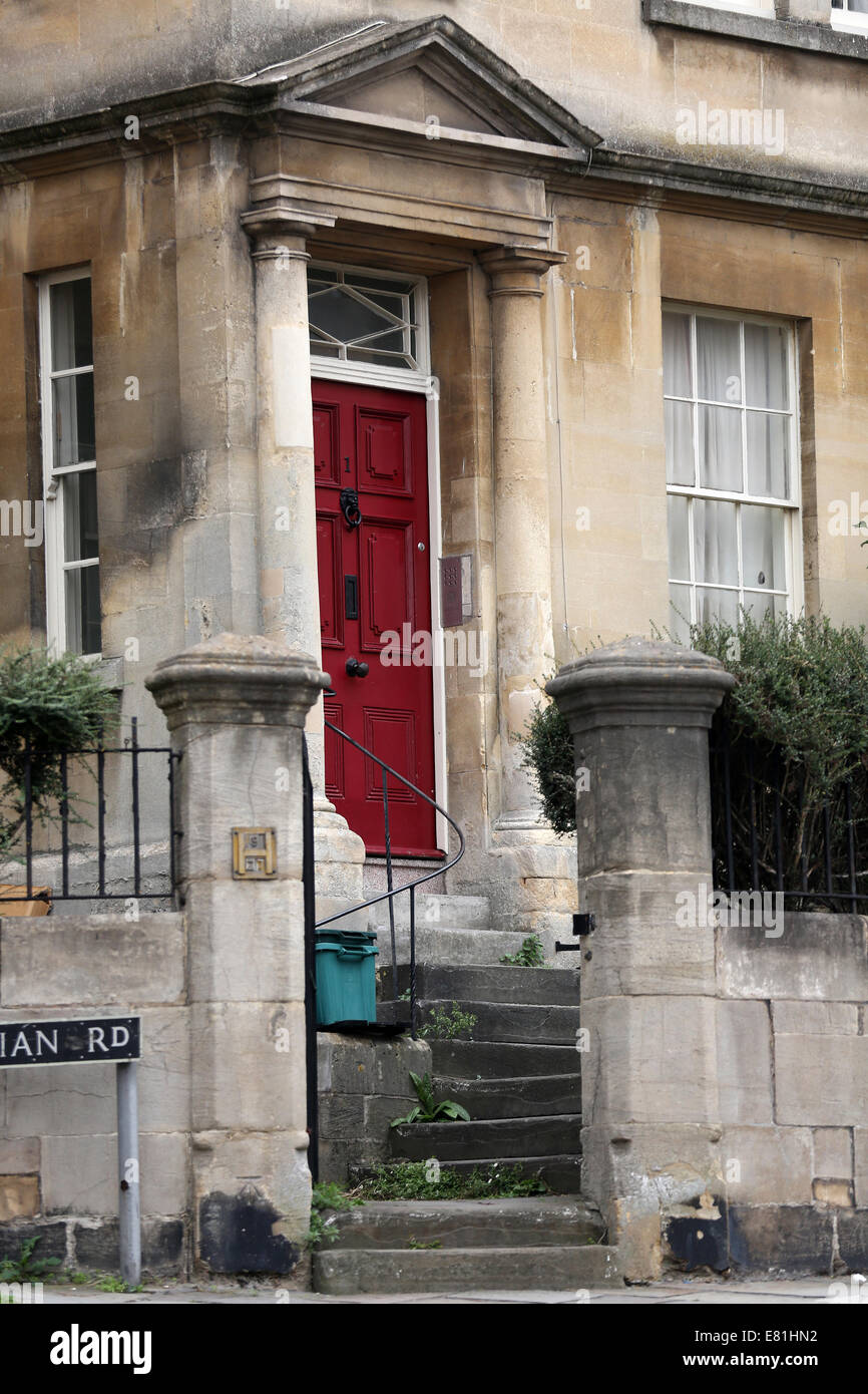 Étapes menant à une porte avant d'une maison traditionnelle à Bath, avec aucun accès pour les personnes handicapées 13 Septembre 2014 Banque D'Images