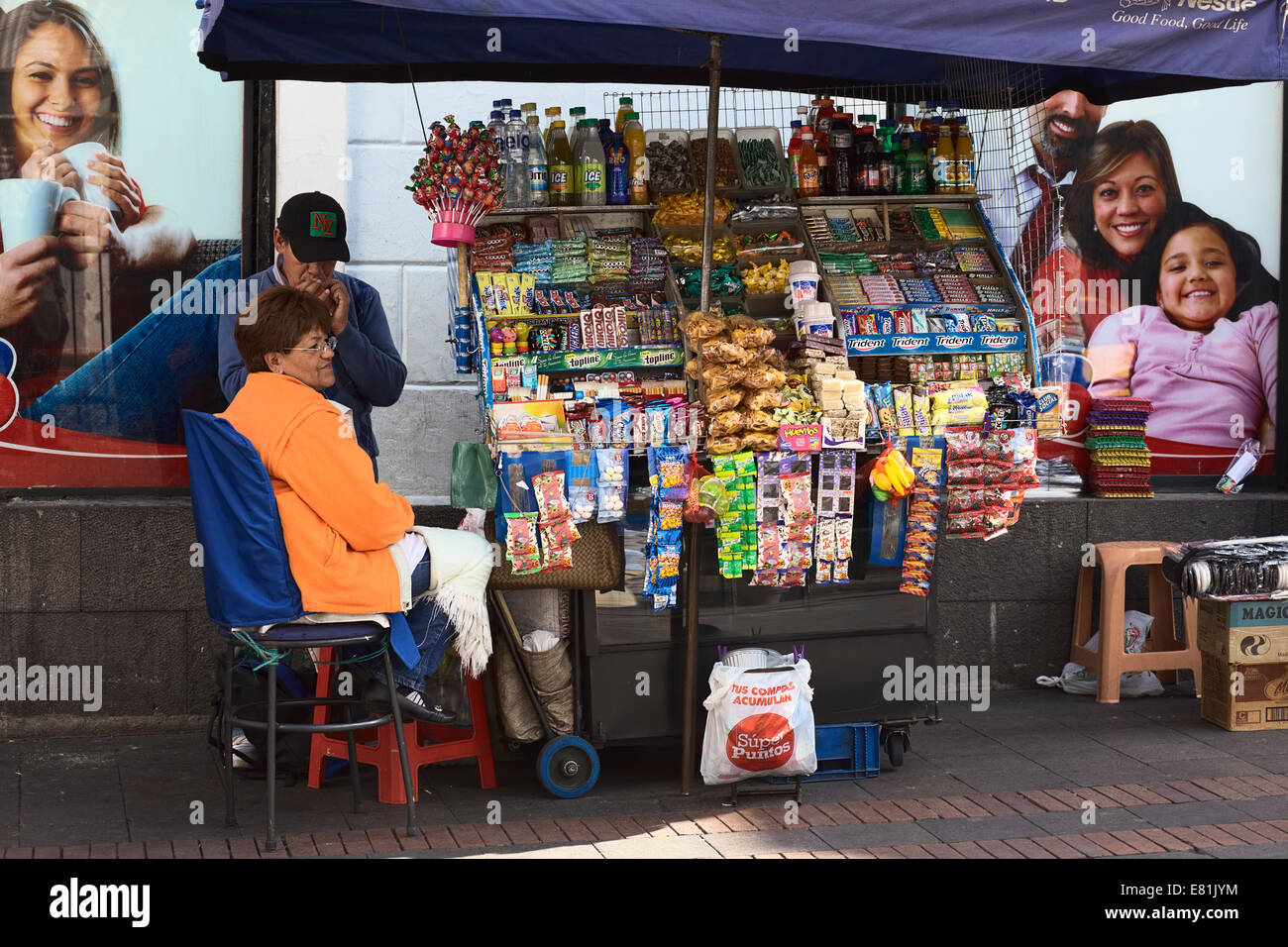 Femme assise au petit snack et boissons panier sur Chili street dans le centre-ville de Quito, Equateur Banque D'Images