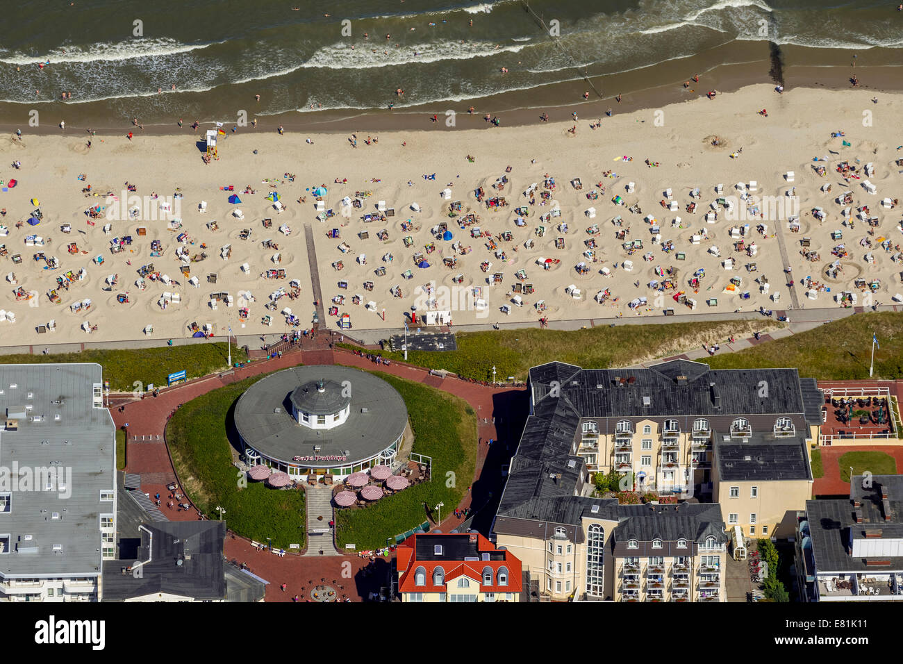 Vue aérienne, de la plage et un café au lait, Wangerooge, îles de la Frise orientale, Frise orientale, Basse-Saxe, Allemagne Banque D'Images