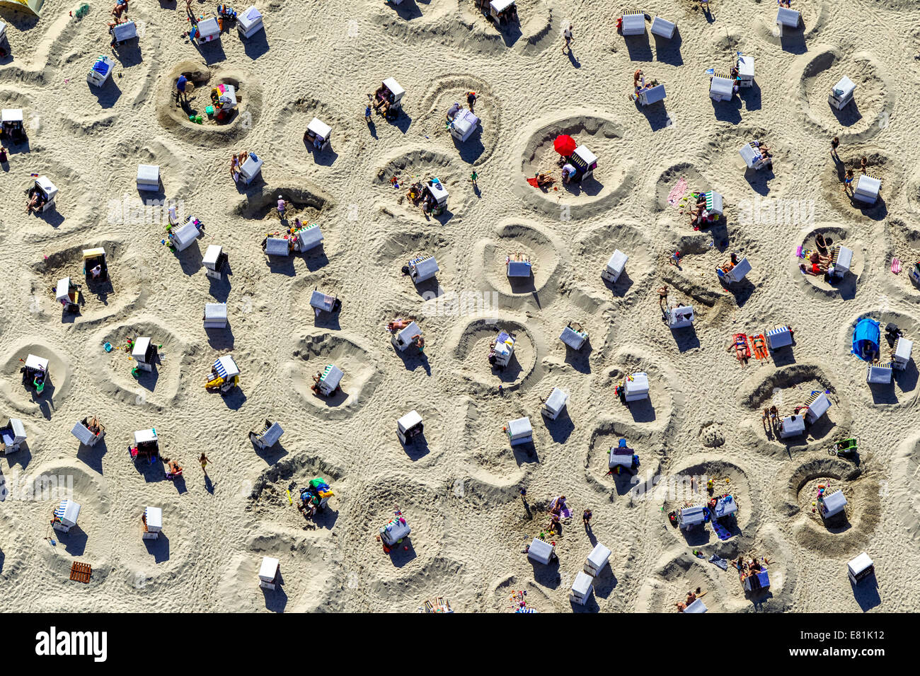 Vue aérienne plage de sable, plage avec chaises de plage et de sable remparts, Wangerooge, îles de la Frise orientale, Frise orientale, Basse-Saxe Banque D'Images