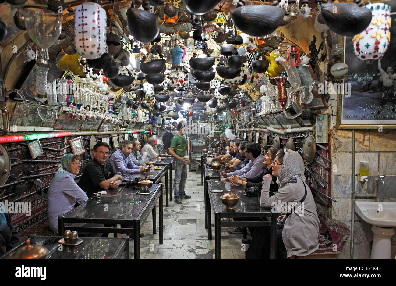 Les visiteurs dans un salon de thé, Bazar, Ispahan, Province d'Ispahan, en Perse, l'Iran Banque D'Images