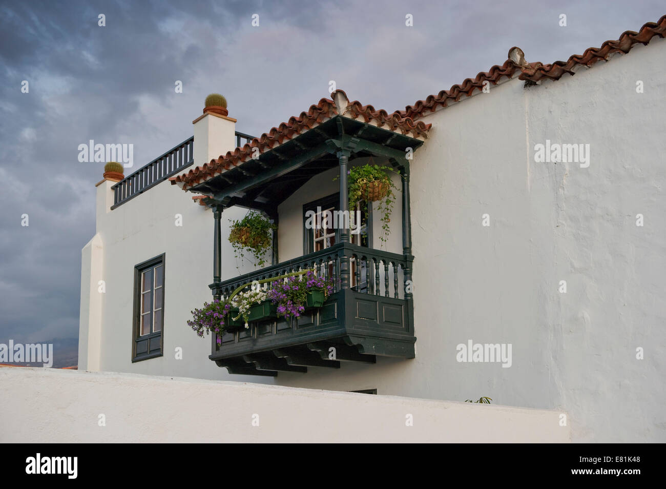 Maison blanche traditionnelle avec un balcon en bois, Puerto de La Cruz, Tenerife, Canaries, Espagne Banque D'Images