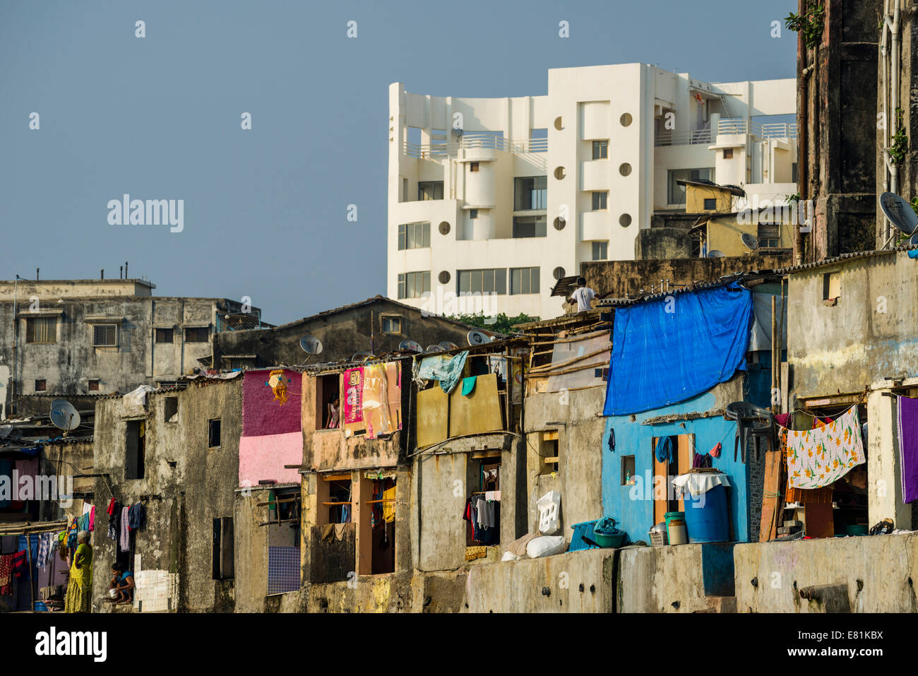 Maisons typiques de pauvres Indiens de la classe ouvrière en face d'un bâtiment résidentiel moderne, Mumbai, Maharashtra, Inde Banque D'Images