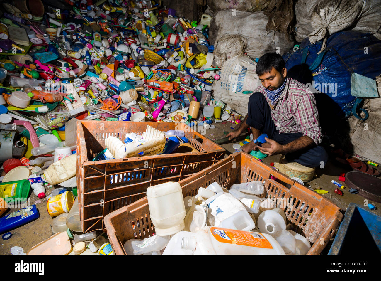 Le tri des déchets plastiques travailleur pour recyclage, Dharavi Slum, Mumbai, Maharashtra, Inde Banque D'Images