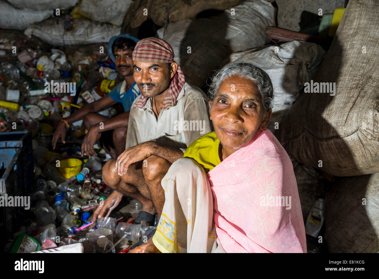Le tri des travailleurs pour le recyclage des déchets en plastique, Dharavi Slum, Mumbai, Maharashtra, Inde Banque D'Images