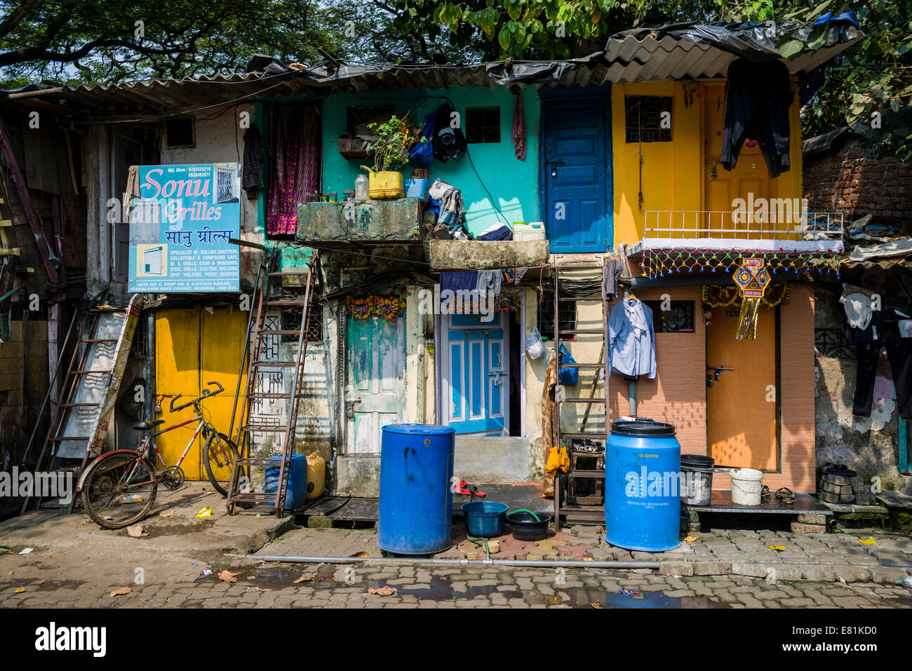 Maisons colorées d'un bidonville dans la banlieue de Mahalaxmi, Mumbai, Maharashtra, Inde Banque D'Images