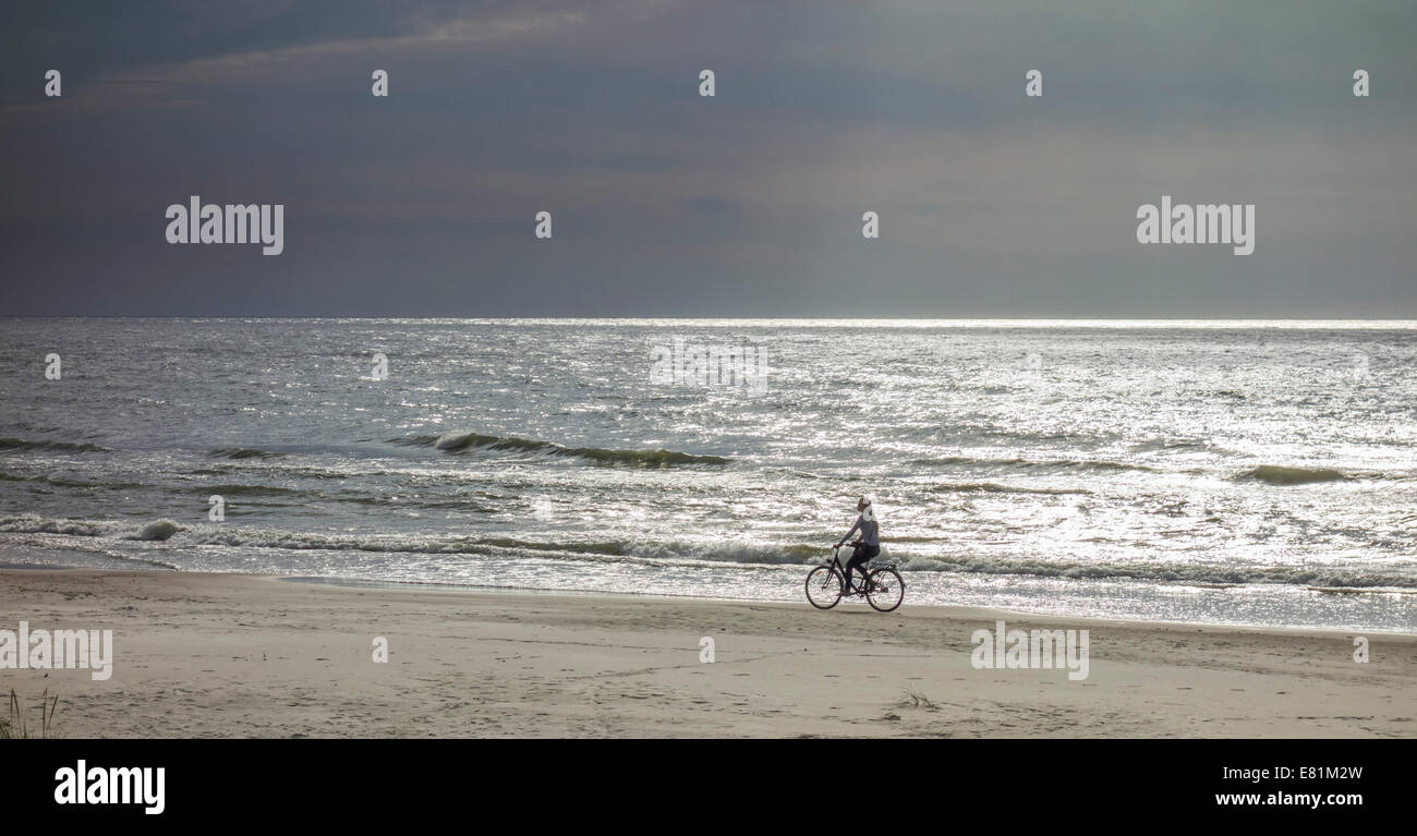 Cycliste sur la plage de sable sur la mer Baltique, Verbelnieki, Nīca, Lettonie Banque D'Images