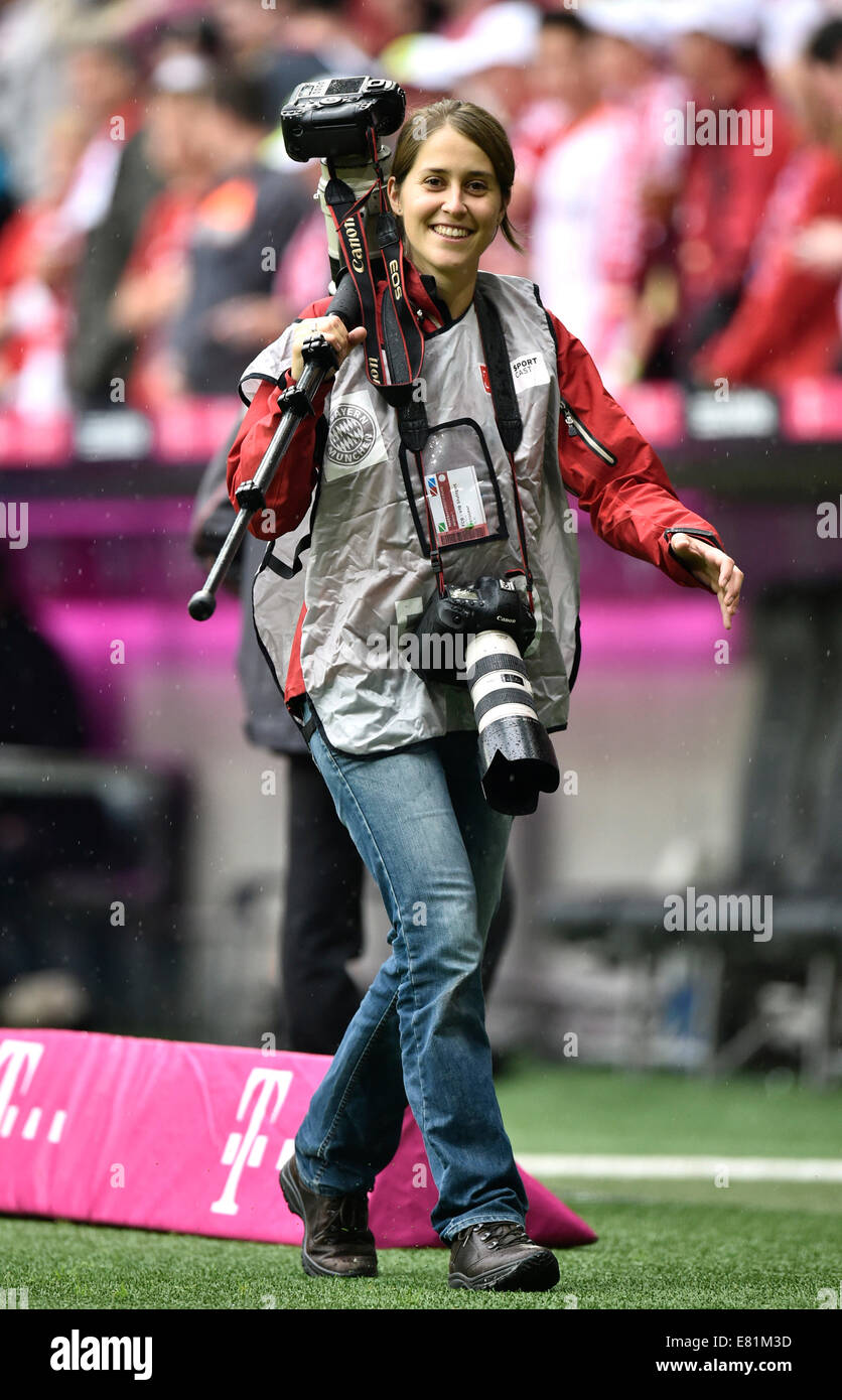 Photographe de presse féminine, photographe de sport, Allianz Arena, Munich, Bavière, Allemagne Banque D'Images