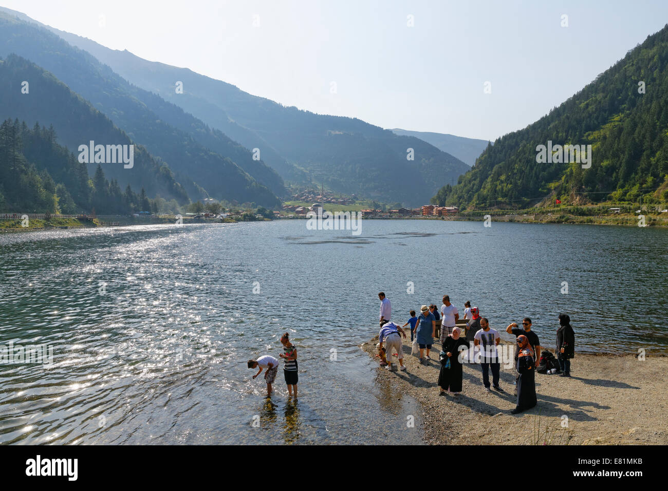 Les touristes sur la rive du lac Uzungöl, village d'Uzungöl, Province de Trabzon, montagnes pontiques, Région de la mer Noire, la Turquie Banque D'Images