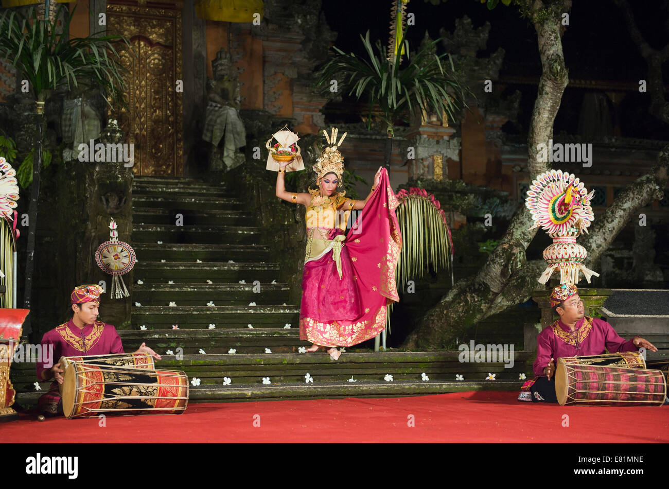 La lune, déesse Tari Penyambutan la danse, Puri Saraswati Temple, Ubud, Bali, Indonésie Banque D'Images