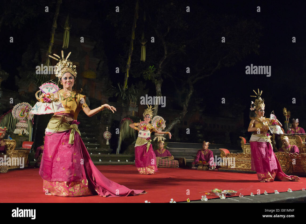 La lune, déesse Tari Penyambutan la danse, Puri Saraswati Temple, Ubud, Bali, Indonésie Banque D'Images