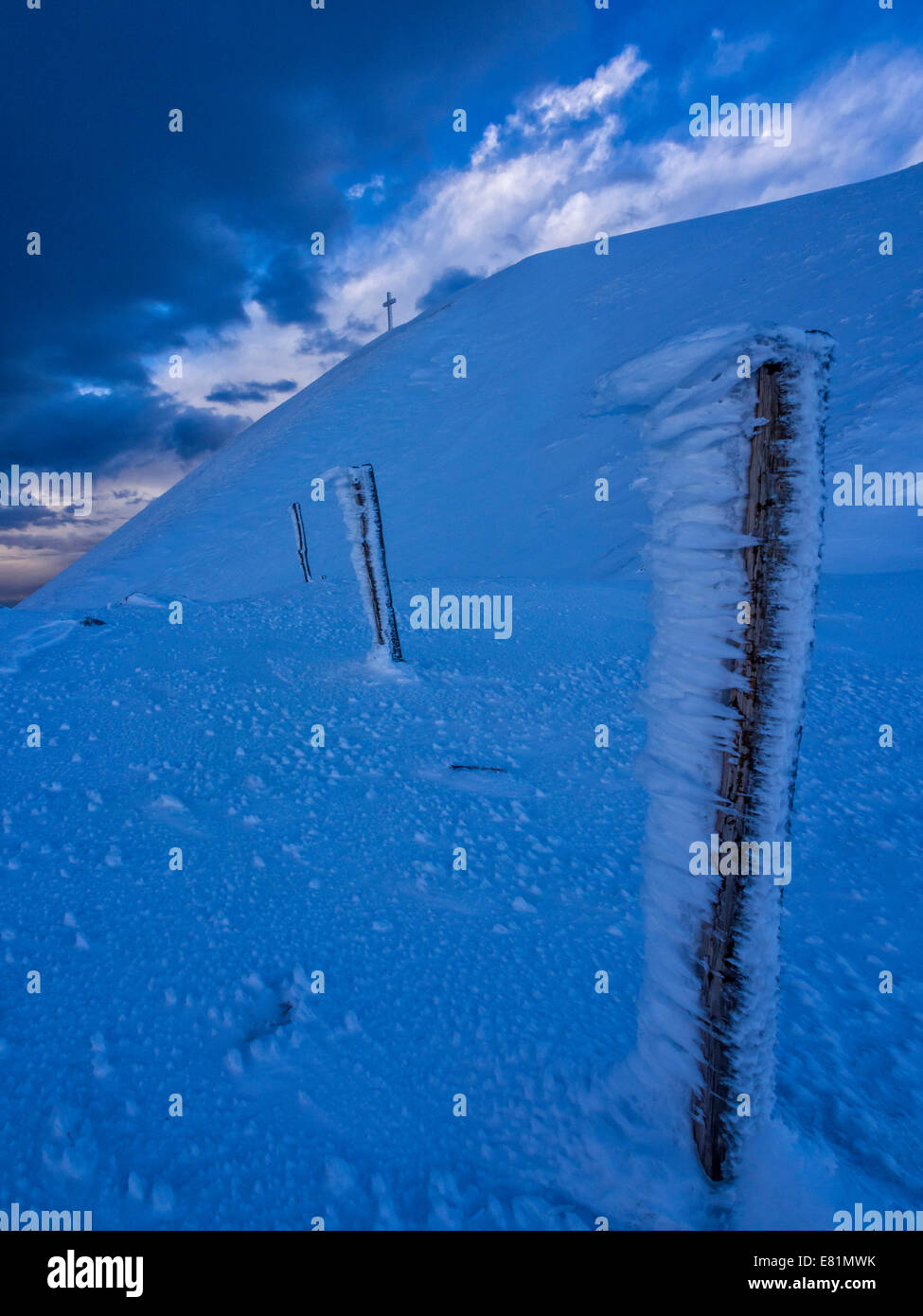 Paysage de neige sur les Apennins au lever du soleil, Monte Catria, Marches, Italie Banque D'Images