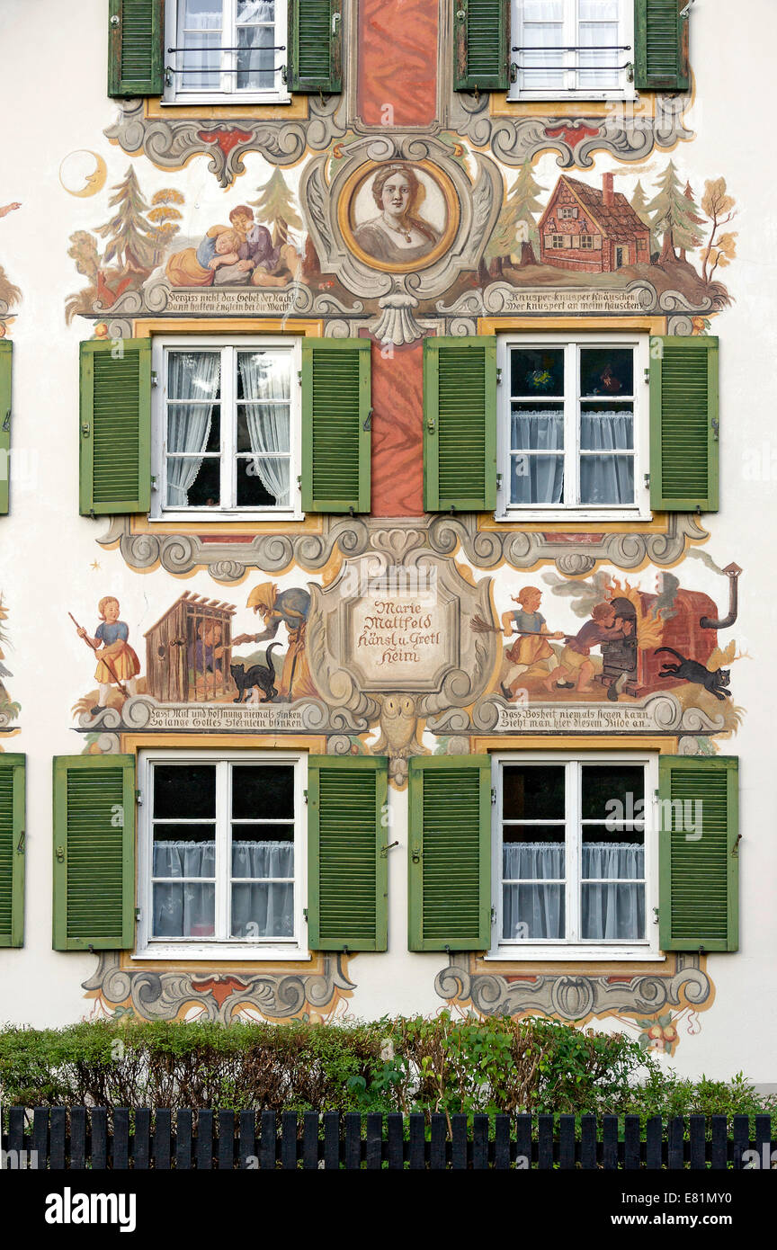 Maison de Marie Matt Champ, Lüftlmalerei avec des scènes de l'enchanteur "Hansel et Gretel", Oberammergau, Haute-Bavière Banque D'Images