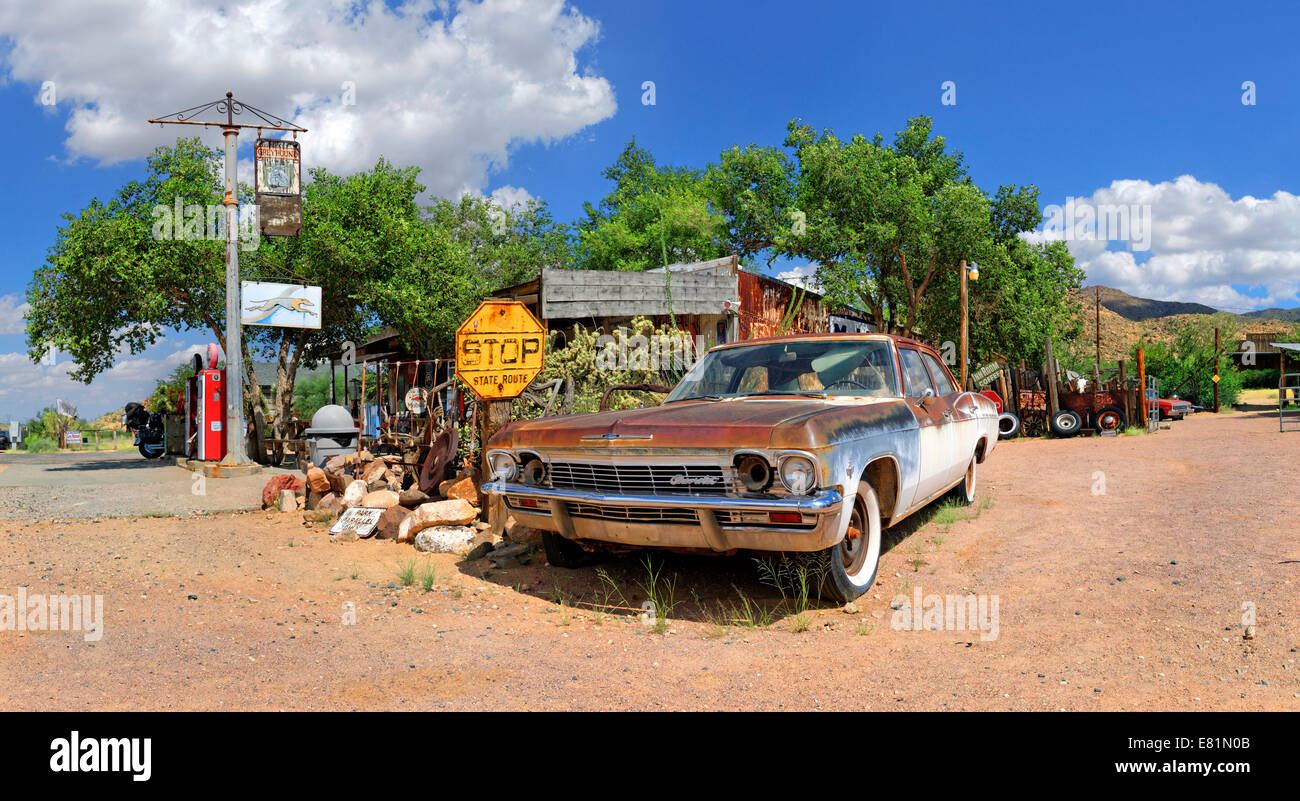Classic car Chevrolet Impala 1965, Route 66, micocoulier, magasin général, micocoulier, Arizona, USA Banque D'Images
